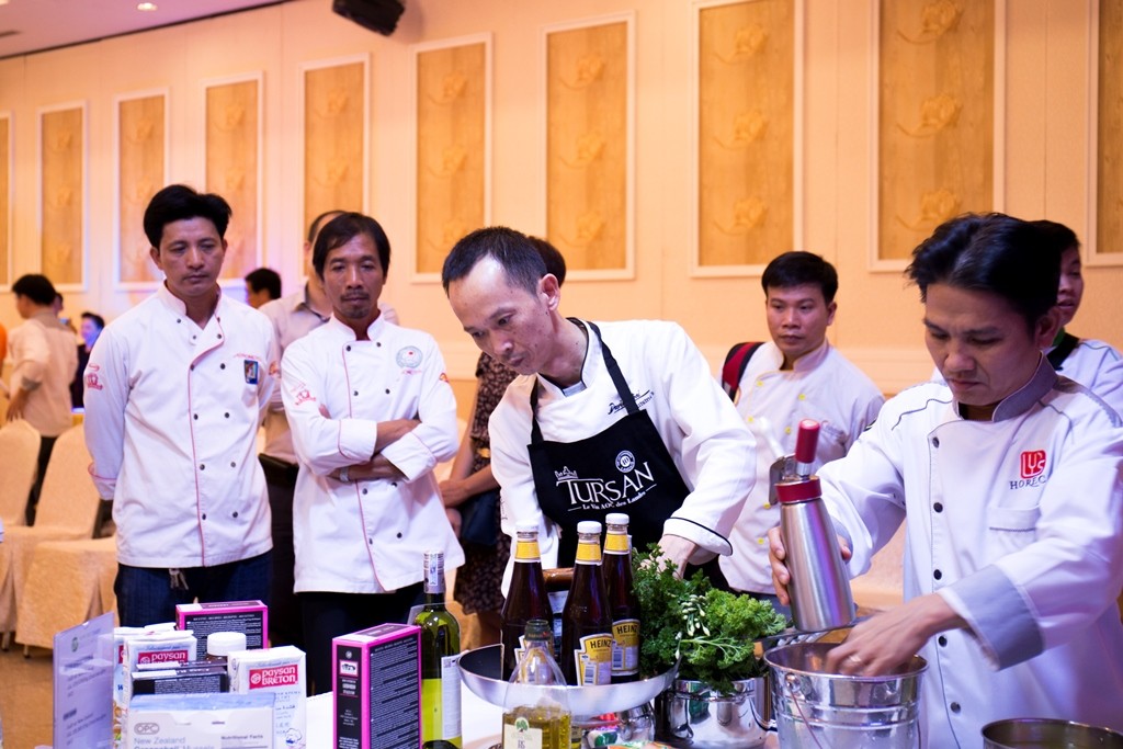 Iron chef David Thai shares experience with Dong Nai chefs
