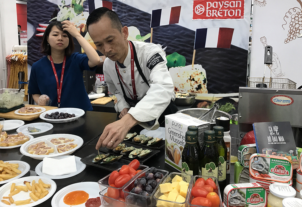 A SERIES OF “COOKING DEMO” EVENTS AROUND SUPERMARKETS IN HCMC